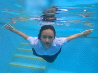 穿着泰国大学制服在泳池里玩耍